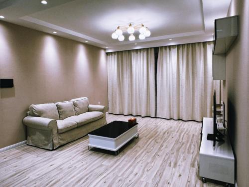 Cozy furnished Brand-New City Center UB Apartment