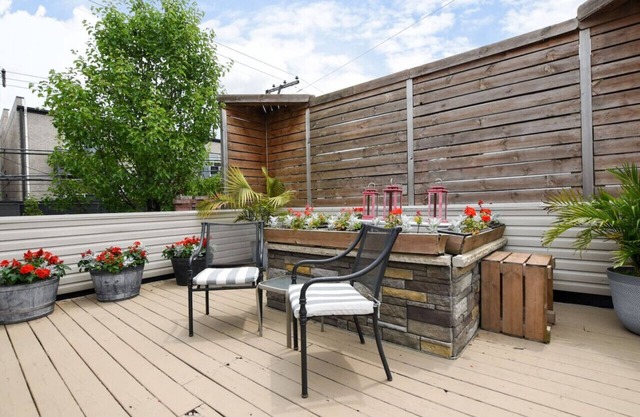 Cozy Garden Unit Located in North Center