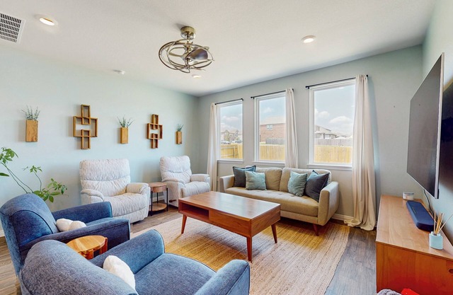 Cozy Georgetown home with full kitchen, living room and enclosed backyard
