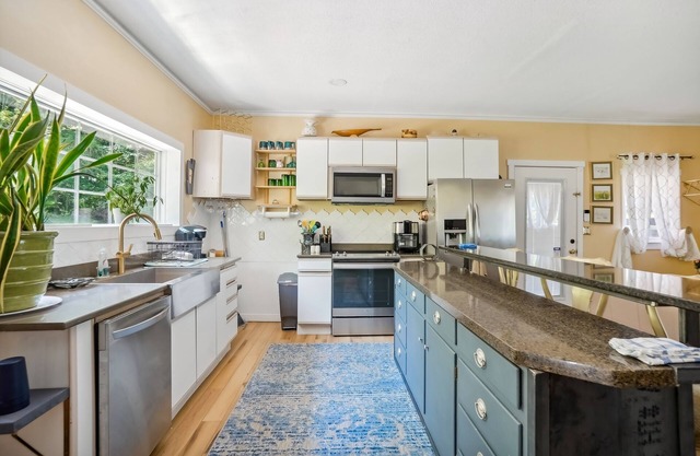 Cozy getaway with deck, mountain views & hiking trails