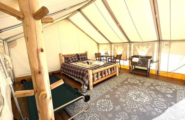 Cozy Glamour Mountain-View Tent