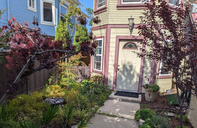 Cozy guest suite with private entrance overlooking beautiful garden!