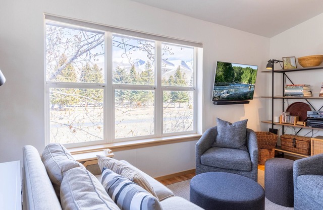 Cozy Hailey Haven: Sun, Ski, Work, & Play at Your Doorstep