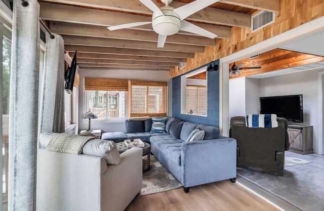 Cozy Hampton Bays Beach Cottage one Block from the Beach, Perfect for Couples
