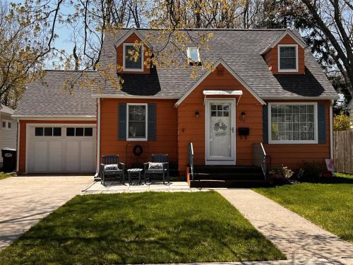 Cozy Haven- Cape Cod style cottage- close to beach