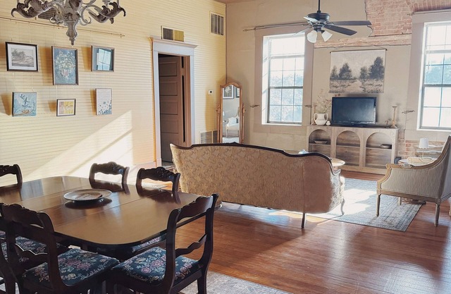 Cozy Historic Stay with Antique Charm in Old Town Lorena, off I35 and near Waco
