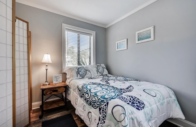 Cozy Holiday Hideaway, Sleeps 4! Steps to the Beach! Renovated