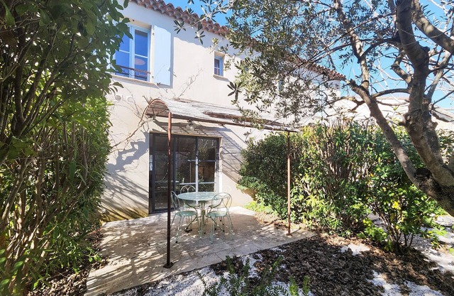 Cozy home in Saint-Laurent-de-la-Ca with WiFi