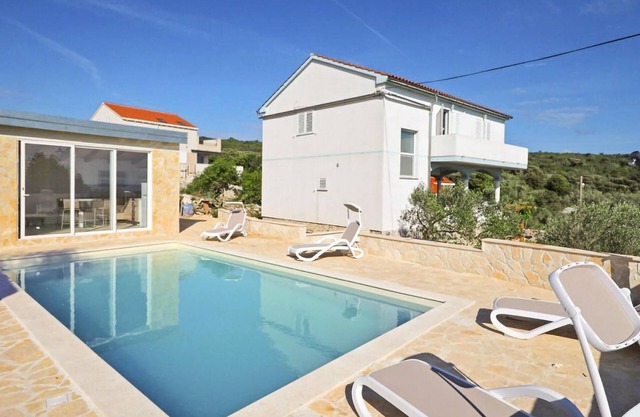 Cozy home in Premuda with WiFi
