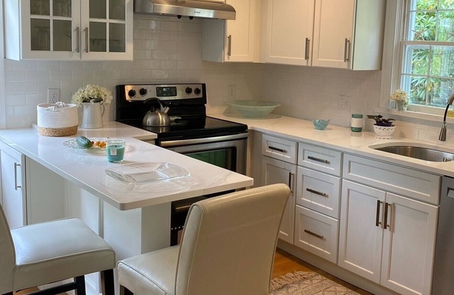 Cozy home, less than a mile to Town Neck Beach, near canal, shops, & dining