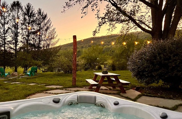 Cozy home w/hot tub & huge fenced yard & firepit!