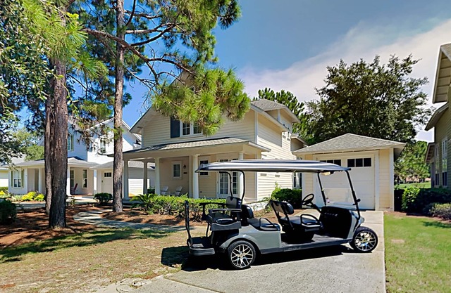 Cozy home w/lakefront porch, fairway views & golf cart - shared pool & hot tub