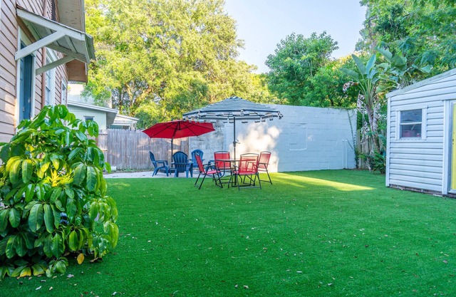Cozy Home - Walk to Ybor - Restaurants, Bars and Shops!