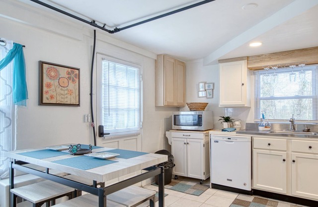 Cozy home walking distance to the VT Lane stadium.