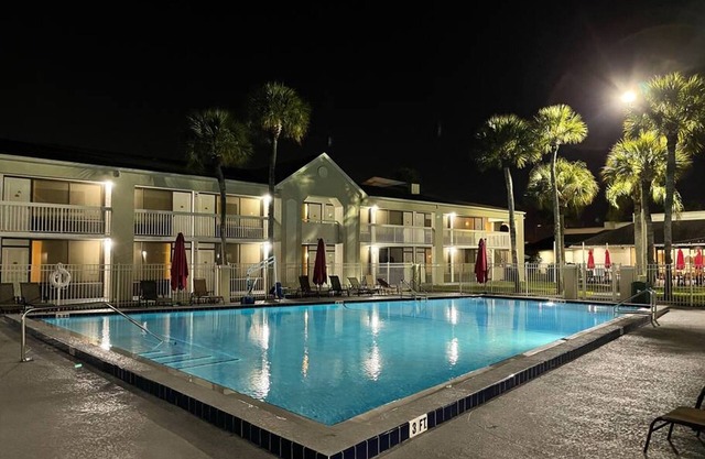 Cozy Hotel With Super Location Near Disney