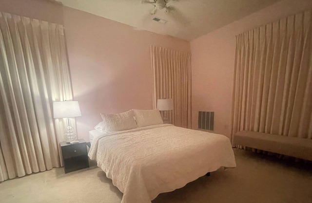 Cozy House close to the beach, shopping centers and DE Turf. Pet friendly.