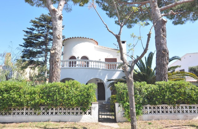 Cozy House in Empuriabrava, Costa Brava! 4 Bedrooms, Near the Beach, Garden, Barbecue. Book now!
