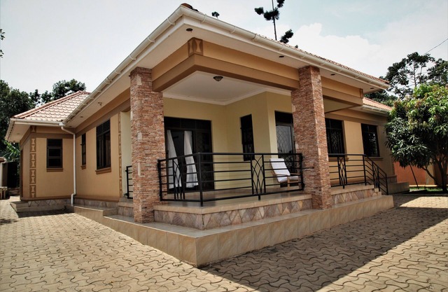Cozy house sleeps 8, minutes away from airport!