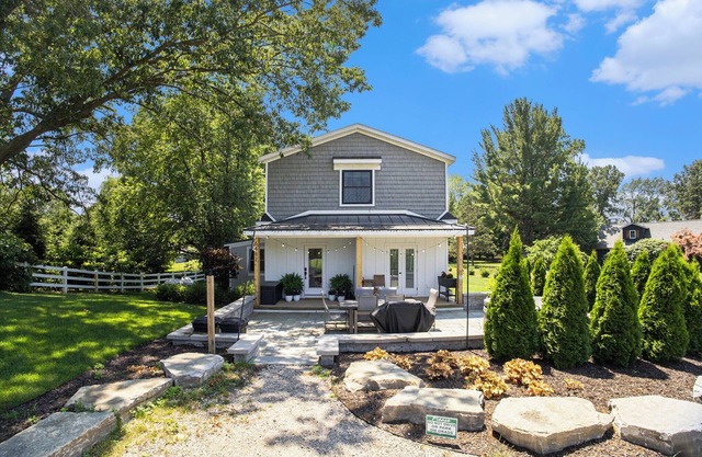 Cozy house with hot tub- 5 minutes to Douglas & Saugatuck