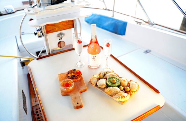Cozy Houseboat in Vibrant Miami with AC and WiFi