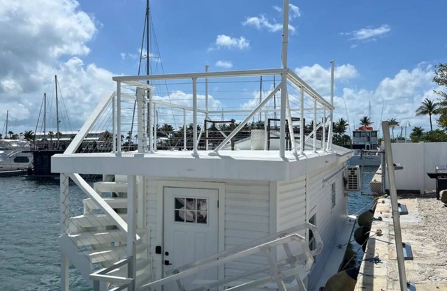 Cozy Houseboat