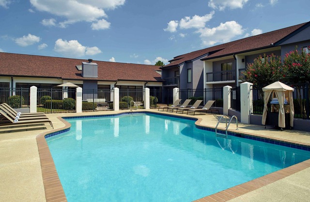 Cozy King Stay! Free Parking, Pets Allowed, Onsite Pool!