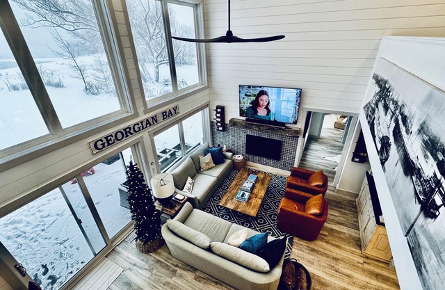 Cozy Lake House and Coach Home - 5 minutes to downtown & 10 minutes to ski hills
