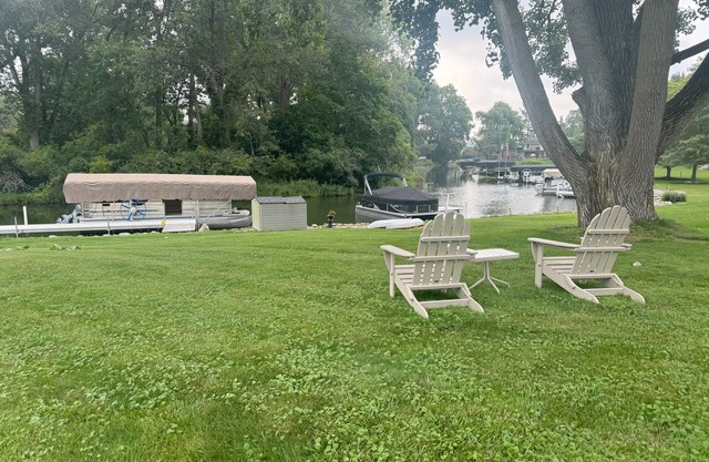 Cozy Lake Side Accommodations with Queen beds.