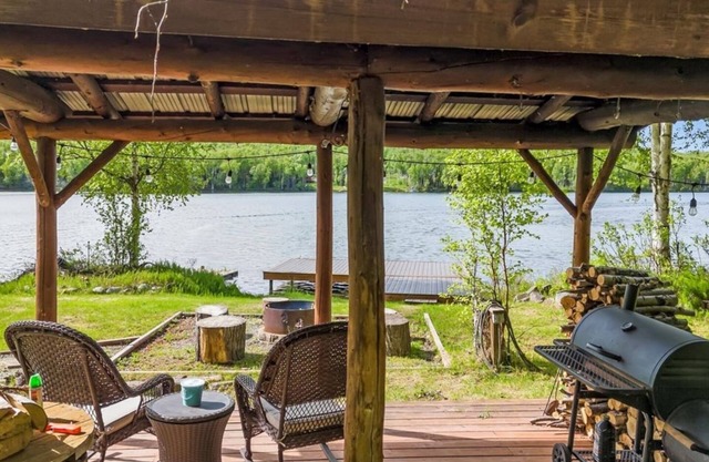 Cozy Lakefront Retreat