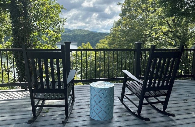 Cozy Lakehouse – Game Room, Pet-Friendly, Near Boatramp, 3-Season room!
