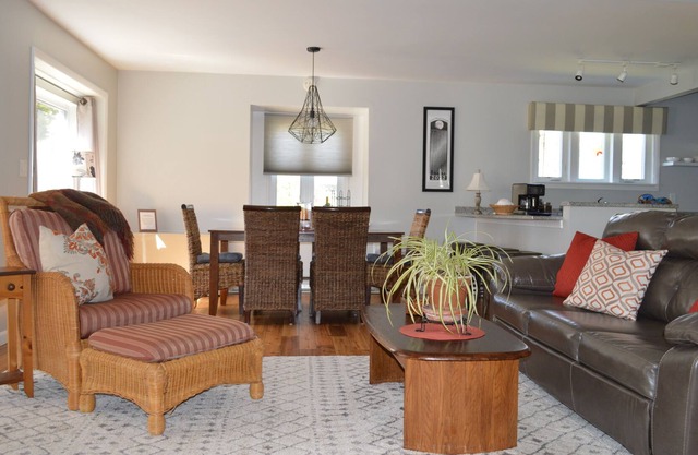 Cozy Lakeshore Home with Sandy Beach: Complimentary Kayaks and Bikes