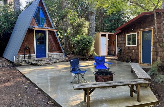 Cozy lakeside cabin on Laurel Lake just outside Bandon Dunes. Pet friendly!