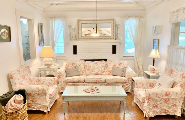 Cozy Lakeside Cottage. with access to a private beach!