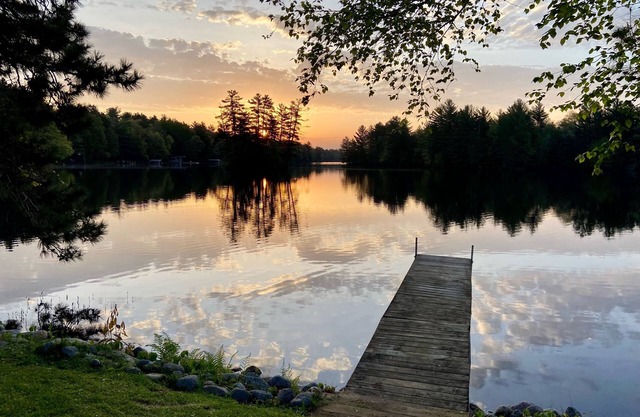 Cozy Lakeside home, 3bd,/2 br, great fishing and beautiful sunrises!