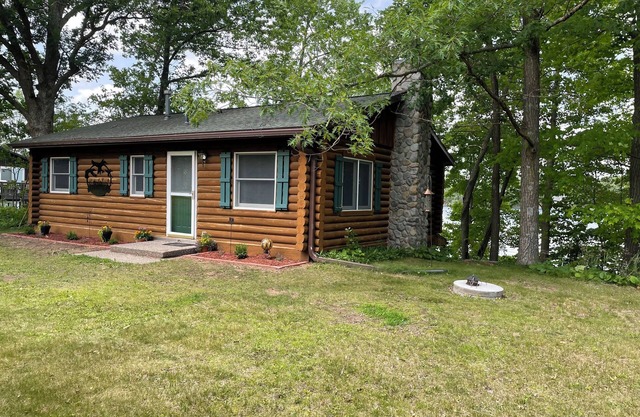 Cozy lakeside log cabin on Horseshoe Lake with year-round fishing & WiFi