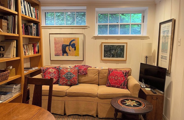 Cozy Laurel Canyon Retreat. 15 minute Drive to Hollywood Blvd!