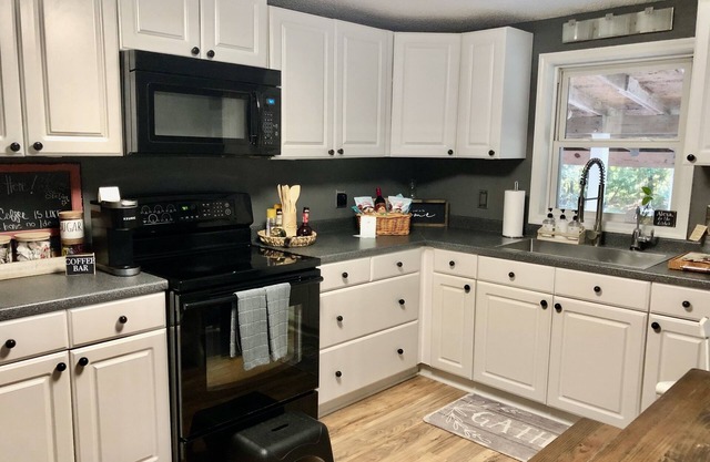 Cozy little house! Located next to Camp Lejeune and a short drive to the beach!