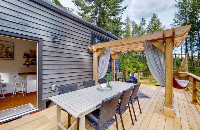 Cozy loft home with modern design, deck, hammock, outdoor shower, and AC