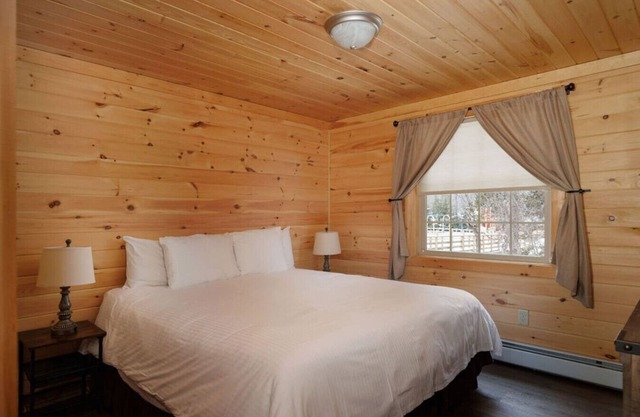 Cozy Log Cabin Lodge Near Ski Resorts