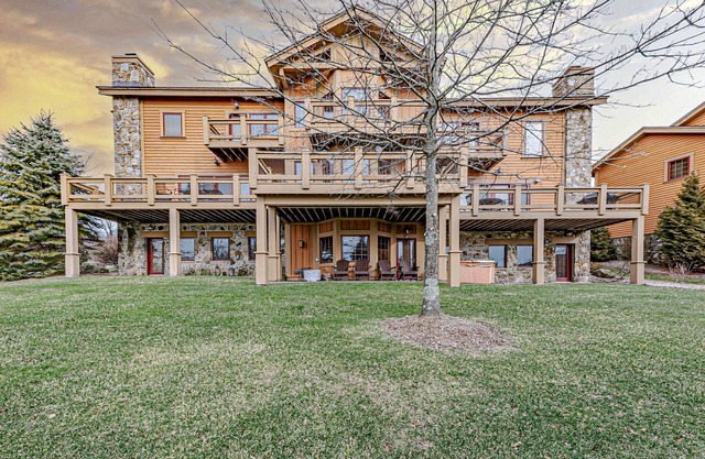 Cozy Luxury Almost Ski-in Ski-out with Hot Tub in Southwind!