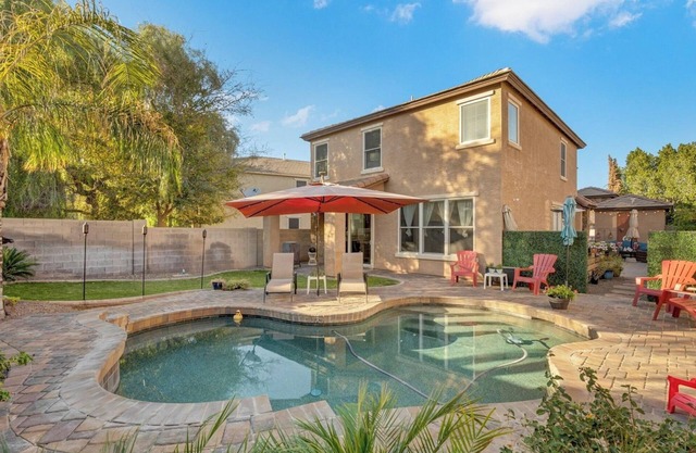 Cozy Luxury Guest House- 3 miles to Airport - Shared Backyard Pool