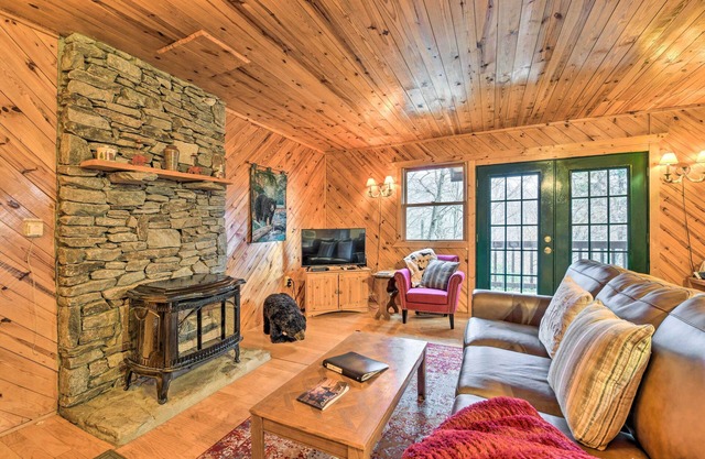 Cozy Maggie Valley Cabin w/Deck & Private Hot Tub