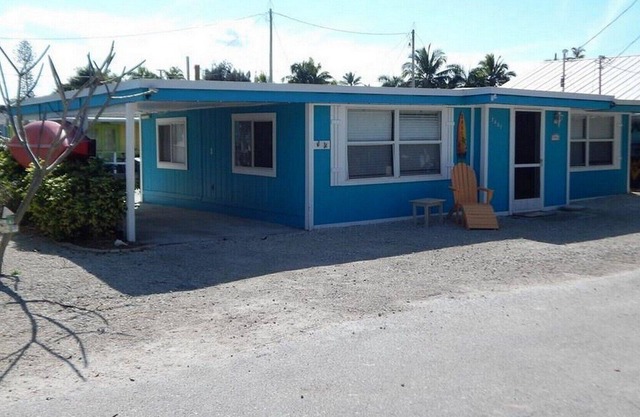 Cozy Matlacha Bungalow newly renovated is an easy stroll to shopping and dining.