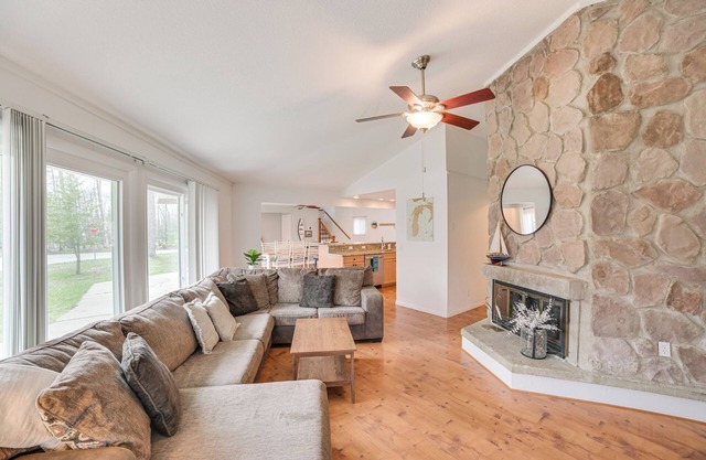 Cozy Michigan Retreat - Walk to Lake Charlevoix!