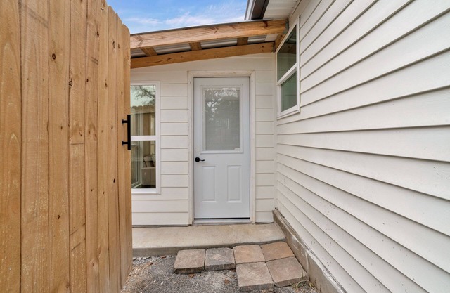 Cozy Modern 1-bedroom house in charming West Nashville with Fenced Yard, Sunroom