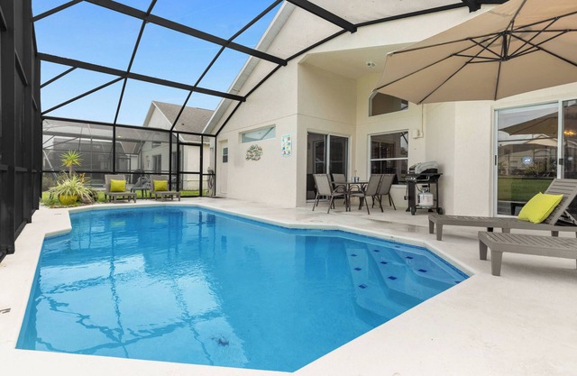 Cozy & modern home 4 bed/3 bath/private pool