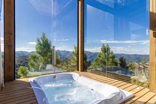 Cozy mountain chalet with hot tub | VST028