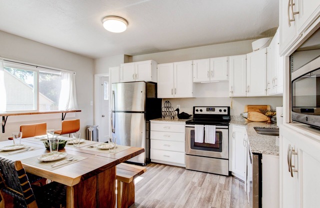 Cozy Mountain Bungalow - walking distance to downtown! with AC!