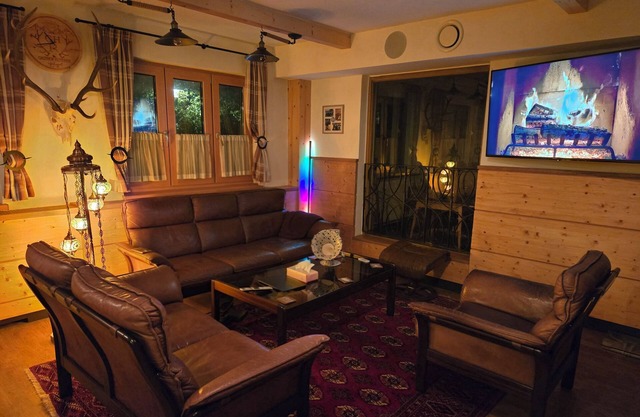 Cozy Mountain Chalet in Austrian Alps for Skiing & Events, ~1h to Vienna&Airport