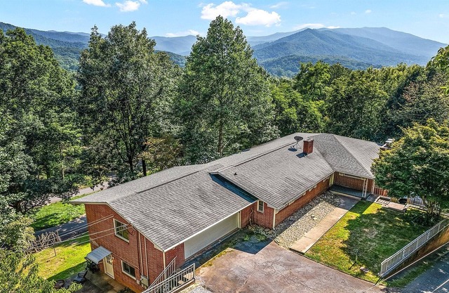 Cozy Mountain Hideaway Close to Downtown!